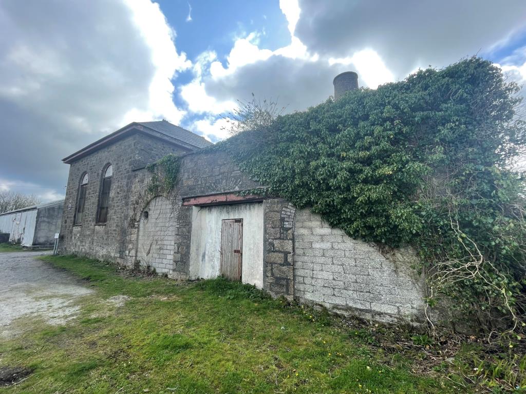 Lot: 32 - FORMER ENGINE HOUSE WITH POTENTIAL ON GENEROUS SIZED PLOT - Exterior photo of building showing side elevation
